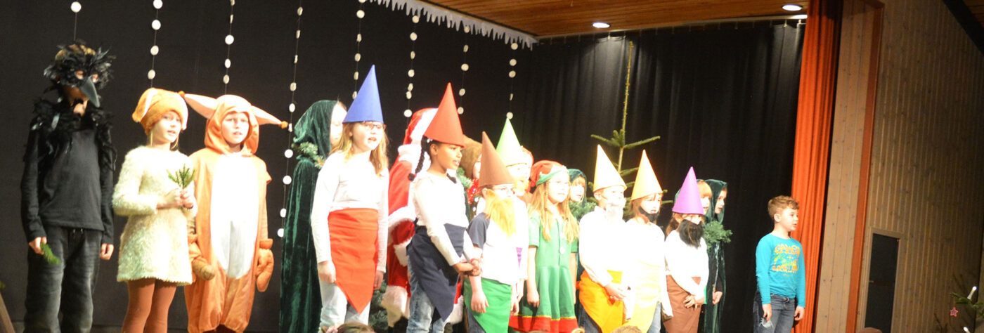 „Die Weihnachtstanne“ – Grundschüler der Stöffelmaus-Schule spielten Theater